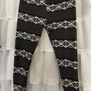 Soft, black and white leggings from Rainbow Stores! Size M/L